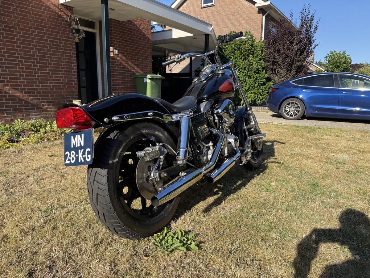 Achteraanzicht van de Harley-Davidson Low Rider